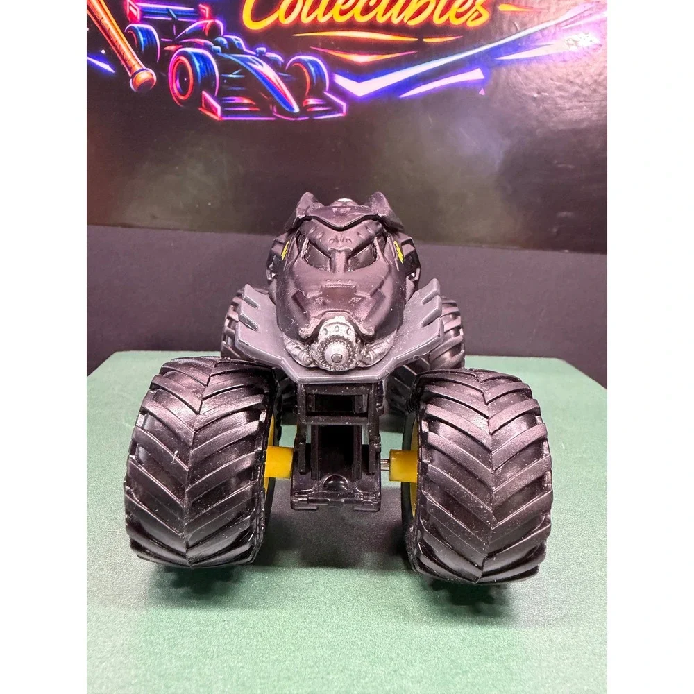Spin Master Monster Jam Batman Monster Truck 1:64 Black Yellow DC Comics 2022
